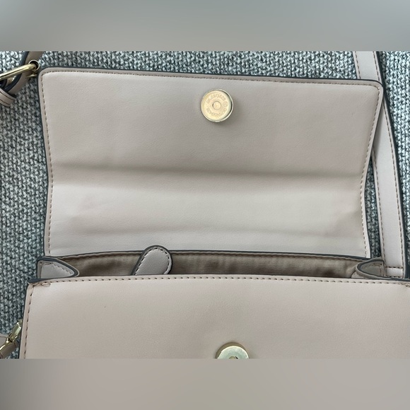 Cream Handbag with White Beaded Handle - Picture 15 of 16